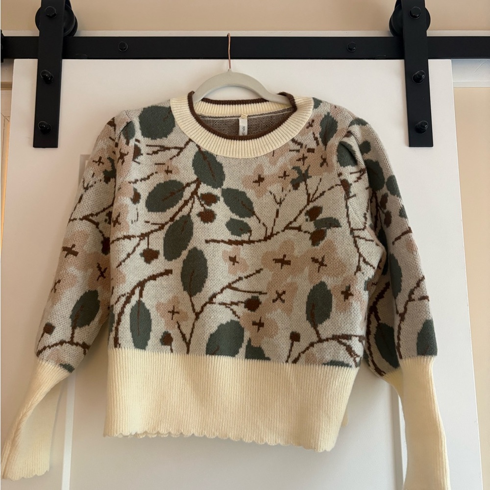 Boutique Sweater, gorgeous print with puff sleeves. EUC